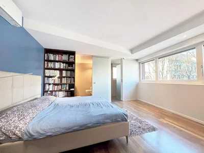 Schlafzimmer; holzboden, tageslicht, moderner stil