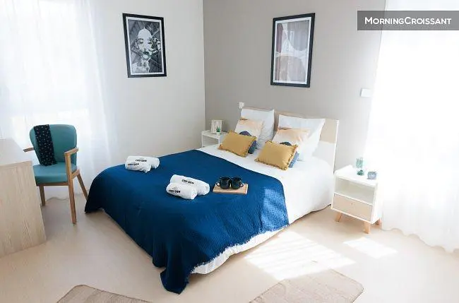 Camera da letto; luce naturale, stile moderno