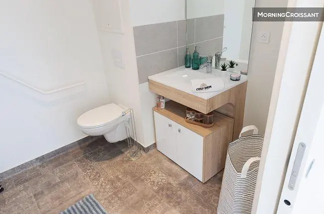 Toilette; pavimento in piastrelle, luce naturale