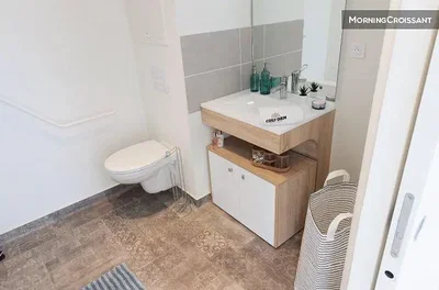 Toilette; pavimento in piastrelle, luce naturale