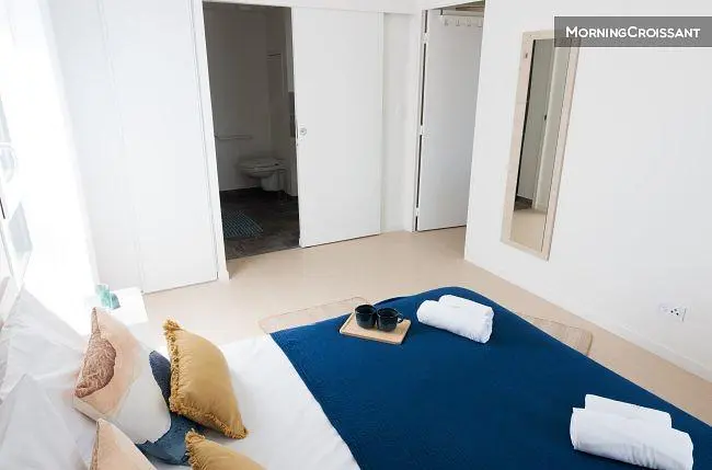 Yatak odası; doğal ışık, modern stil