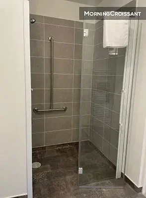 Banyo; fayans zemin, doğal ışık