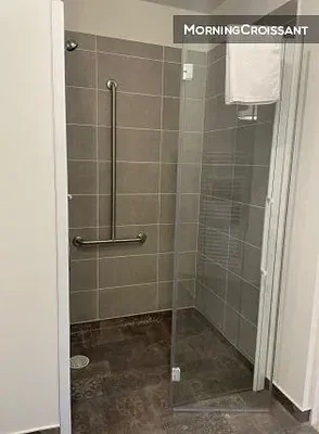 Bagno; pavimento in piastrelle, luce naturale