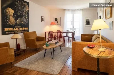 Obývací pokoj; moderní styl, dřevěná podlaha, přirozené světlo