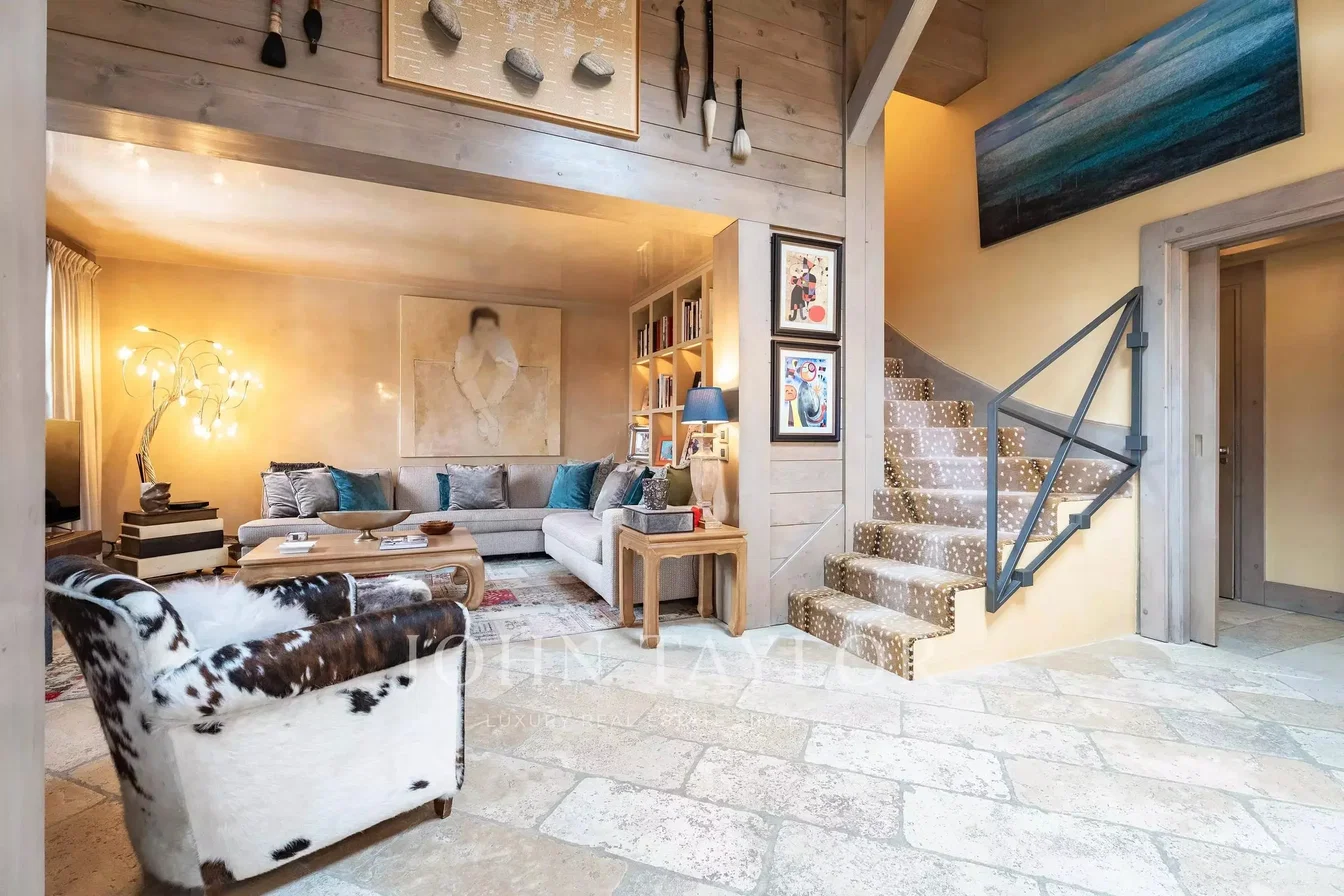 Salón; estilo moderno, vigas de madera, techos altos, luz natural