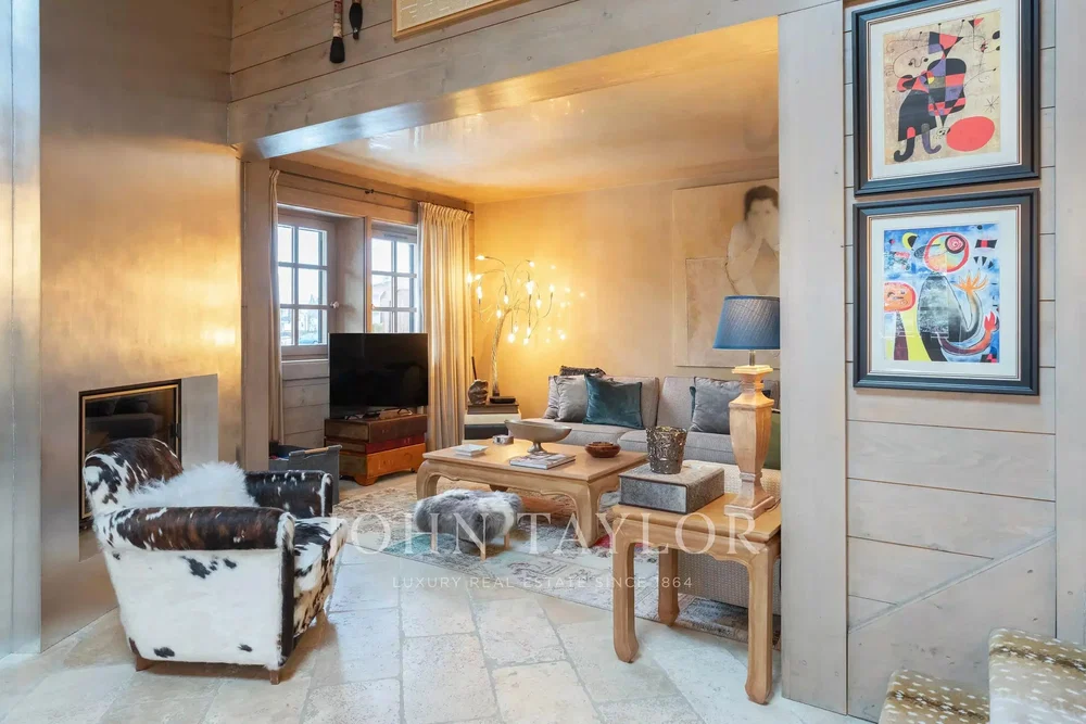 Salón; chimenea, estilo moderno, luz natural, suelo de madera