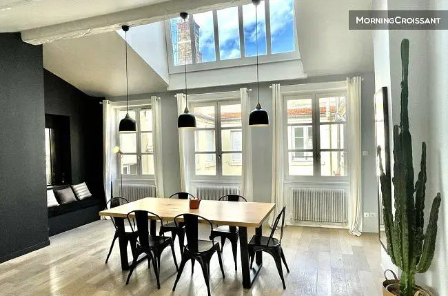 Kantina; prirodna svjetlost, drveni pod, moderan stil