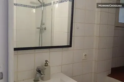 Badezimmer; fliesenboden, tageslicht, renoviert