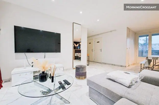 Wohnzimmer; tageslicht, moderner stil, fliesenboden