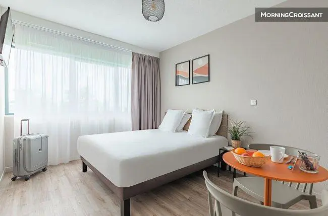 Yatak odası; doğal ışık, modern stil