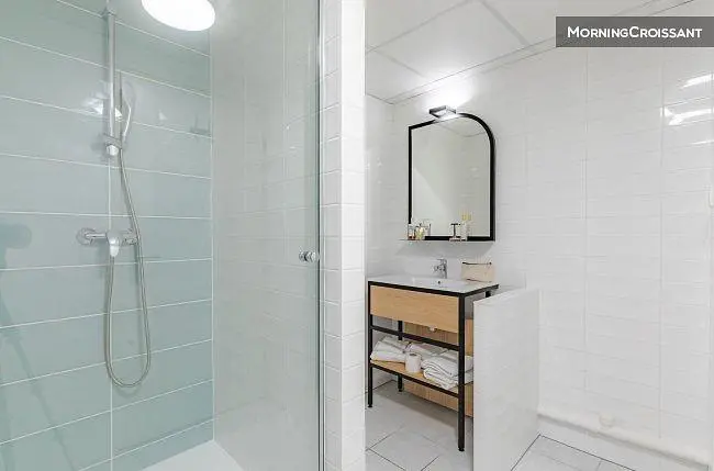 Banyo; fayans zemin, doğal ışık, tadilatlı