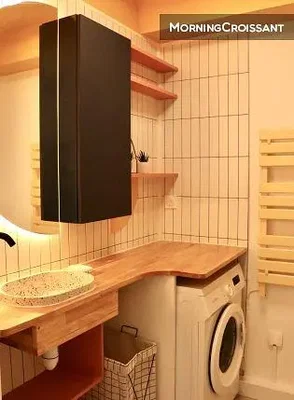 Bagno; pavimento in piastrelle, pavimento in legno, ristrutturato, luce naturale