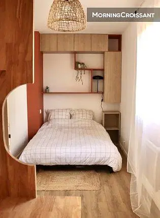 Camera da letto; pavimento in legno, luce naturale, stile moderno