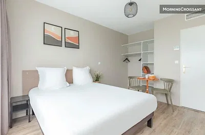 Yatak odası; doğal ışık, modern stil