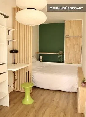 Camera da letto; stile moderno, pavimento in legno, luce naturale