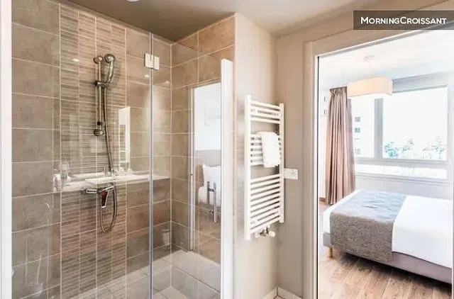 حمام; أرضية من البلاط, ضوء طبيعي