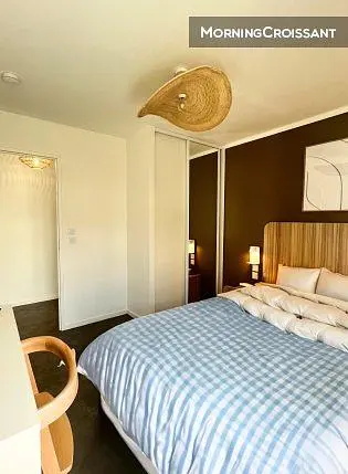 Spavaća soba; prirodno svjetlo, moderni stil