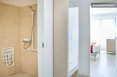 Badezimmer; fliesenboden, tageslicht