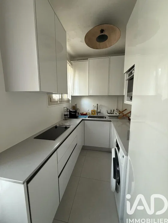 Cuisine; électroménager, carrelage, rénové, lumière naturelle, style moderne