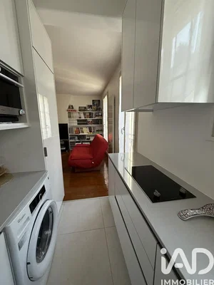 Mutfak; mutfak aletleri, fayans zemin, doğal ışık