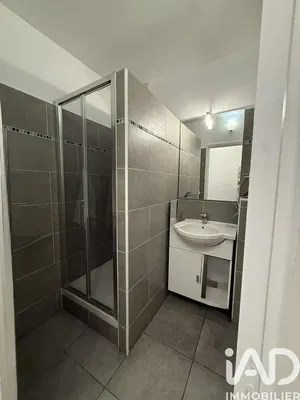Banyo; fayans zemin, tadilatlı, doğal ışık, modern stil