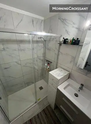 Badezimmer; fliesenboden, renoviert, tageslicht, moderner stil