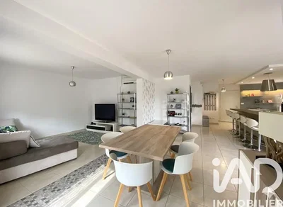 Wohnzimmer; fliesenboden, moderner stil, tageslicht, küchengeräte