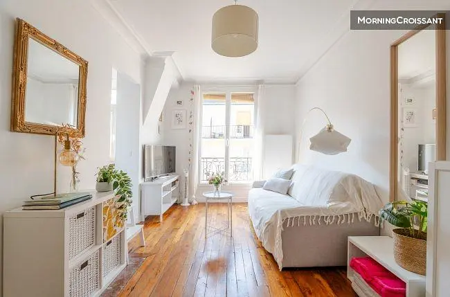 Oturma odası; doğal ışık, ahşap zemin, modern stil