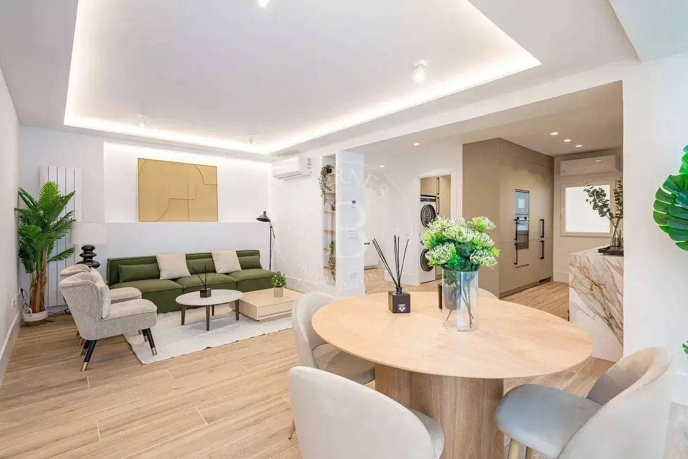 Oturma odası; doğal ışık, modern stil, ahşap zemin, tadilatlı