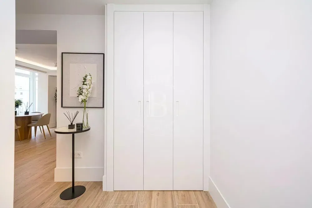 Oda; ahşap zemin, doğal ışık, modern stil