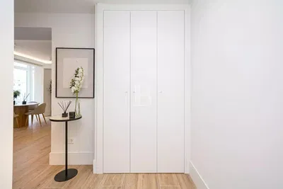 Oda; ahşap zemin, doğal ışık, modern stil