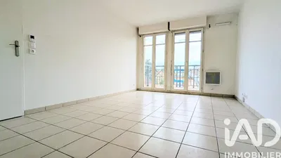 Oturma odası; fayans zemin, manzara, doğal ışık