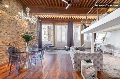 Soggiorno; travi in legno, pavimento in legno, luce naturale, stile moderno
