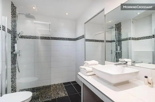 Bagno; pavimento in piastrelle, luce naturale, ristrutturato