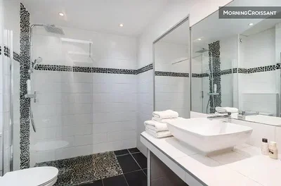 Bagno; pavimento in piastrelle, luce naturale, ristrutturato