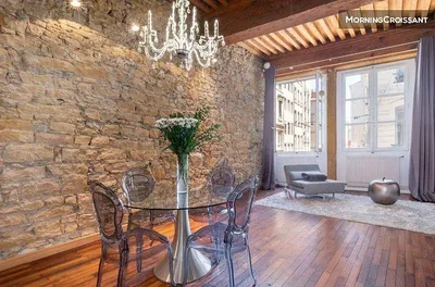Soggiorno; pavimento in legno, luce naturale, stile moderno