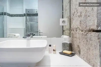 Banyo; doğal ışık, tadilatlı