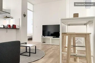 Soggiorno; luce naturale, pavimento in legno, stile moderno
