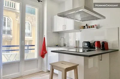 Cucina; vista, elettrodomestici, luce naturale, stile moderno