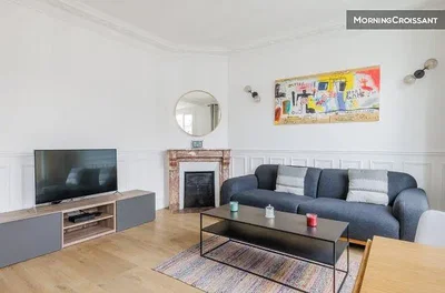 Oturma odası; şömine, doğal ışık, modern stil