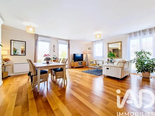 Sala de estar; chão de madeira, luz natural, estilo moderno