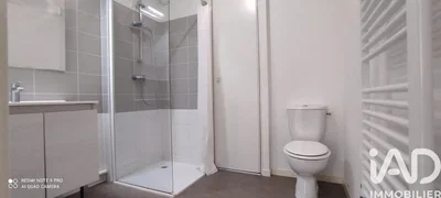 Banyo; fayans zemin, tadilatlı, doğal ışık, modern stil