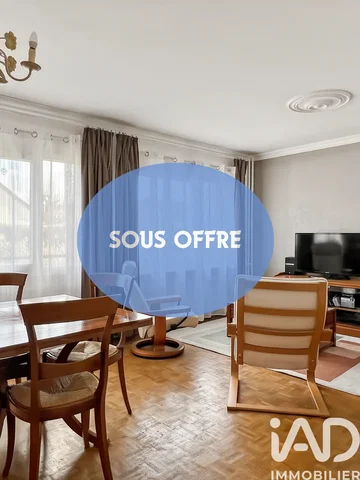 Salón; estilo moderno, suelo de madera, luz natural