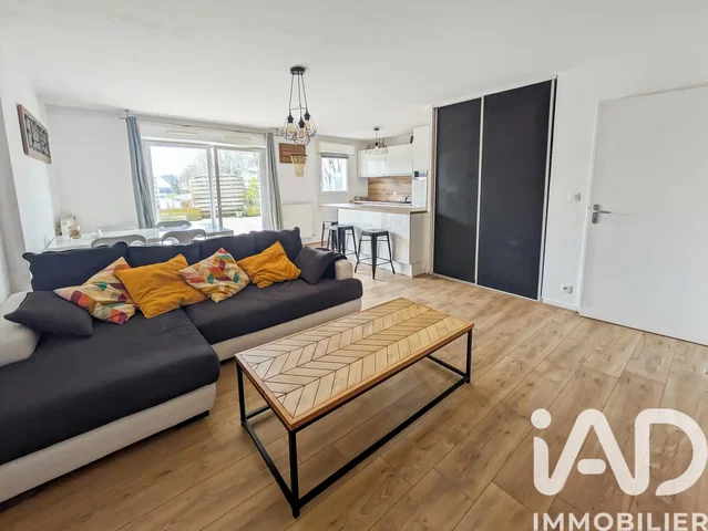 Obývací pokoj; výhled, dřevěná podlaha, přirozené světlo, moderní styl
