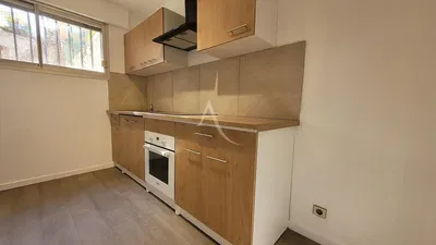 Kuhinja; kućanski aparati, prirodna svjetlost, moderan stil