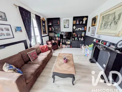 Dnevni boravak; rustikalni stil, drveni pod, prirodna svjetlost