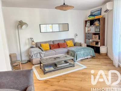 Obývací pokoj; dřevěná podlaha, přirozené světlo, moderní styl