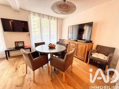 Obývací pokoj; dřevěná podlaha, přirozené světlo, moderní styl