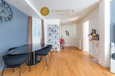 Esszimmer; moderner stil, holzboden, tageslicht