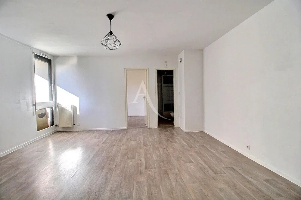 Wohnzimmer; tageslicht, holzboden, renoviert